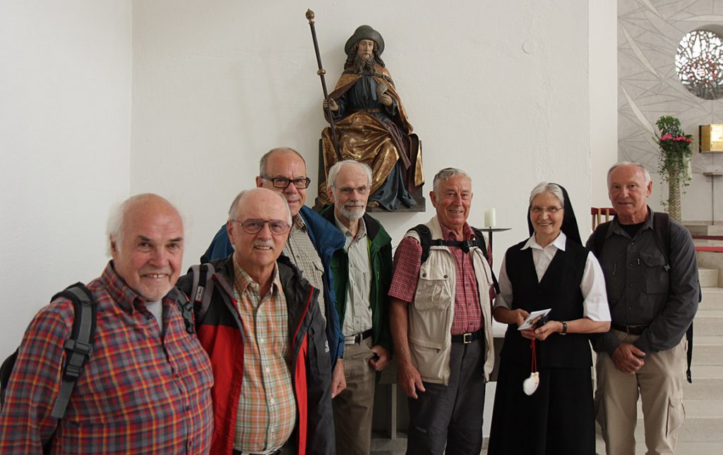 Schwester Burdardis zusammen mit Pilgern in der Ordenskirche.