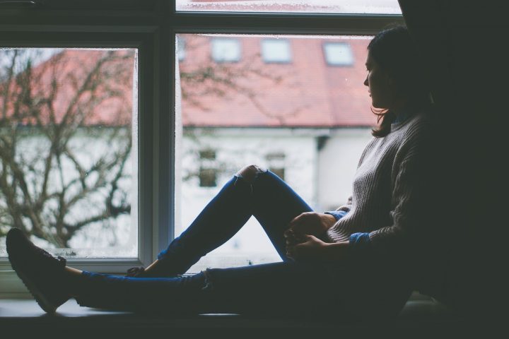 Depression Frau sitzt am Fenster