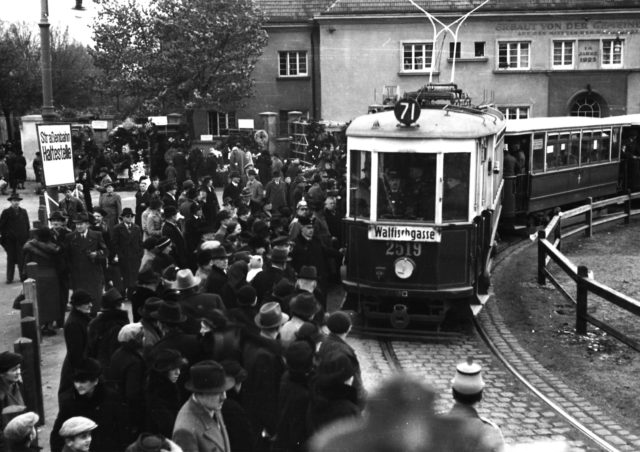 Die Straßenbahnlinie 71 hält Allerheiligen 1939 am Zentralfriedhof. Viele Wartende. Makaber, dass mit dem 71er früher auch Leichen transportiert wurden.
