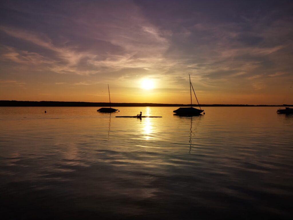 Ruderboot im Sonnenuntergang auf dem Ammersee