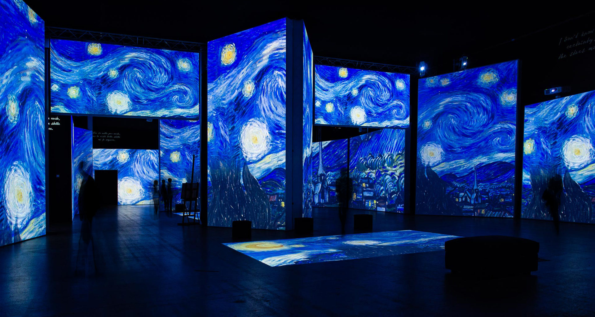 Van Goghs bekanntes impressionistisches Werk „Sternennacht“ projiziert auf meterhohe weiße Wände, die durcheinander angeordnet sind.