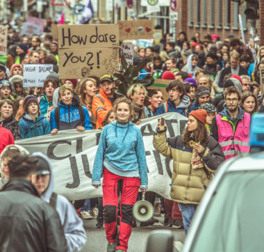 Antonia Messerschmitt, die Initiatorin der Fridays for Future München, führt einen Demonstrationszug des Klimastreiks vom 29. November 2019 an