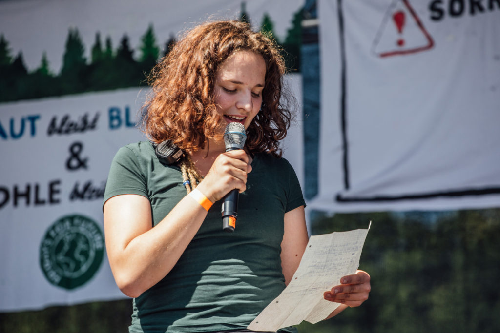 Antonia Messerschmitt, Initiatorin der Fridays for Future München, hält eine Rede auf dem globalen Klimastreik vom 24. Mai 2019