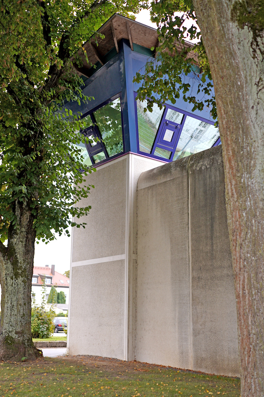 Wachturm der JVA Straubingin der Benedikt Toth einsitzt, im Vordergrund Bäume