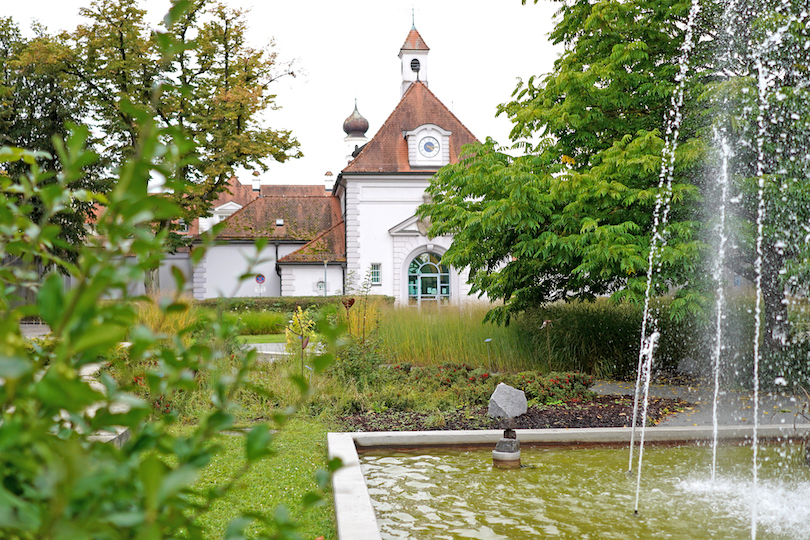 Hauottorwache der JVA Straubing mit Garten und Brunnen