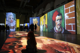 Die Ausstellungsfläche von Van Gogh Alive in Mailand. Hier sind die weißen Wände weniger wild sondern eher geordnet aufgebaut.
