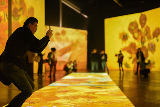 Die Ausstellungsräume in Qingdao. Hier werden gerade die bekannten Sonnenblumen Van Goghs auf die meterhohen weißen Wände projiziert.