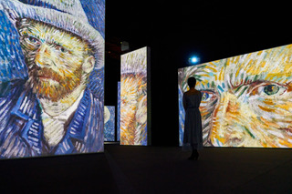 Projektion von Van Goghs Selbstportrait, mit anderen Werken im Hintergrund.