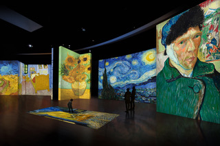 Zahlreiche Meisterwerke Vincent Van Goghs auf einen Blick, durch die Übertragung auf unterschiedlich große Wände.