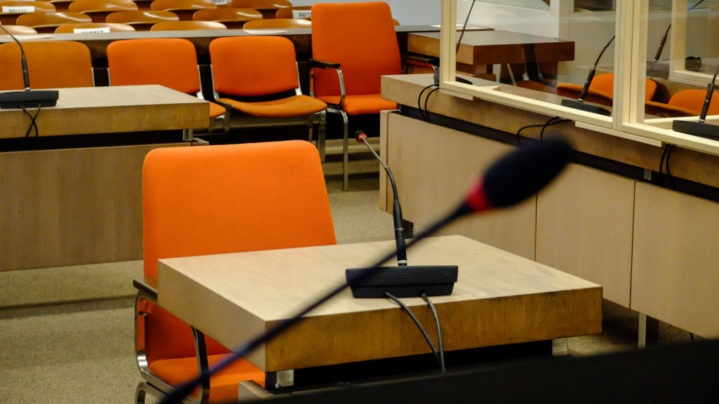 Thema: Justiz, Gericht, Schöffen - Strafjustizzentrum München, Gerichtssaal. Der Blick vom Schöffen auf den Platz der Befragten